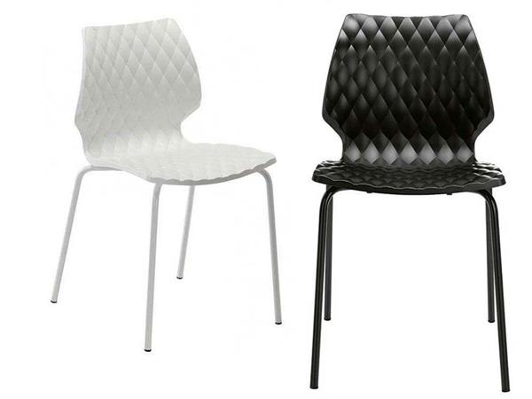 Uni 550 VR Stuhl aus Polypropylen mit Beinen aus lackiertem Stahl 